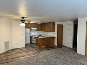 907 SE 8th St, Unit D in Grants Pass, OR - Building Photo - Building Photo