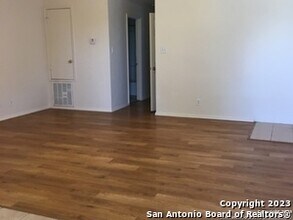 7335 Golf Vista Blvd in San Antonio, TX - Building Photo - Building Photo
