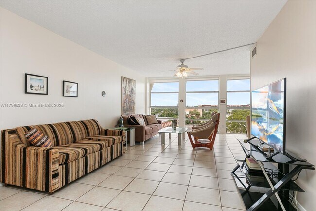 2000 Atlantic Shores Blvd in Hallandale Beach, FL - Building Photo - Building Photo
