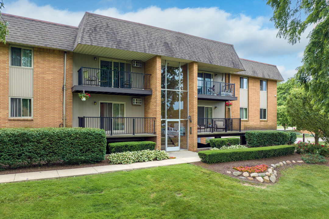 Riverland Woods Apartments in Sterling Heights, MI - Building Photo