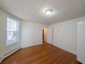 14 Garrison Ave, Unit 4 in Somerville, MA - Foto de edificio - Building Photo