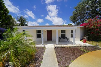 6941 Boston Dr in Atlantis, FL - Foto de edificio - Building Photo