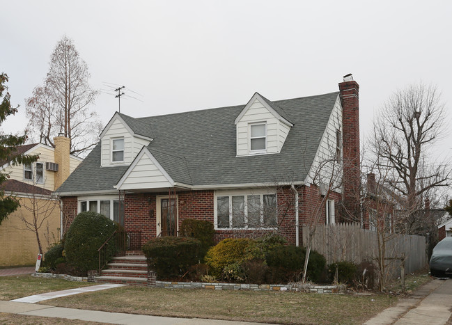 27 Hillside Ln in New Hyde Park, NY - Building Photo - Building Photo