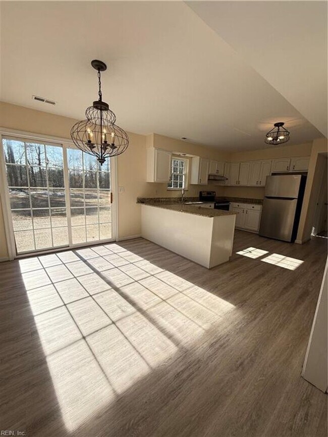 6096 Coke Ln in Hayes, VA - Building Photo - Building Photo