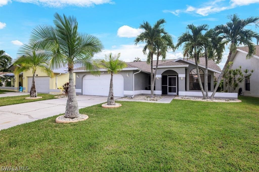 13226 Greywood Cir in Ft. Myers, FL - Foto de edificio