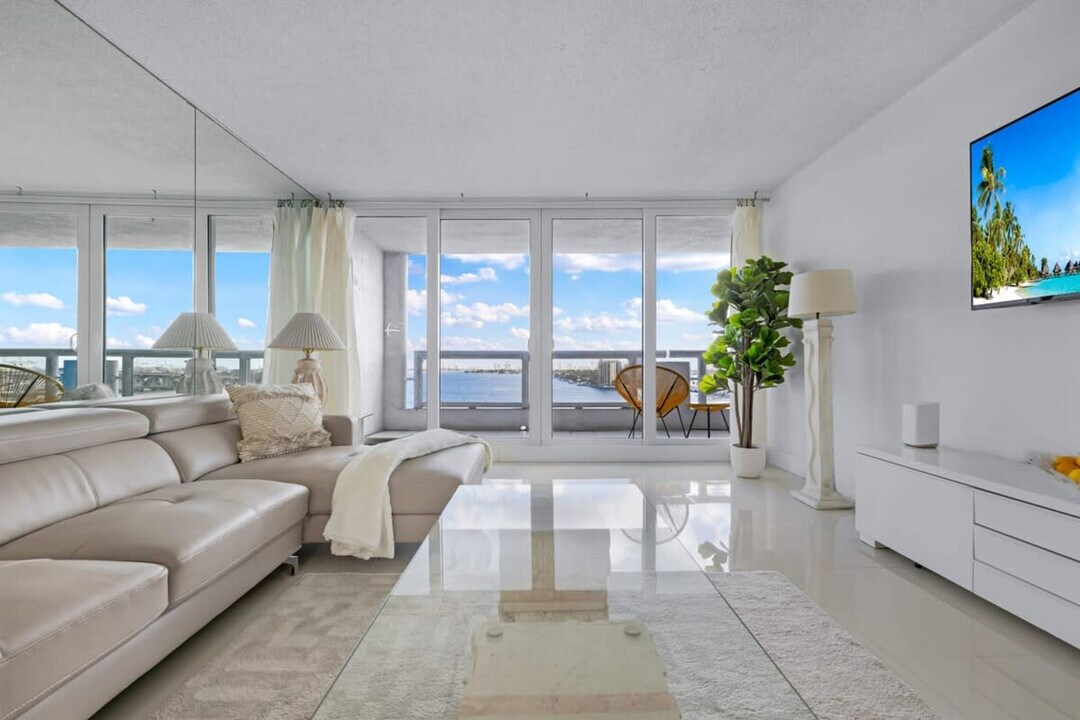 1717 N Bayshore Dr in Miami, FL - Building Photo