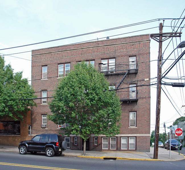 Roosevelt Apartments in Cliffside Park, NJ - Building Photo - Building Photo