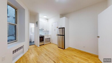24 King St in New York, NY - Building Photo - Building Photo