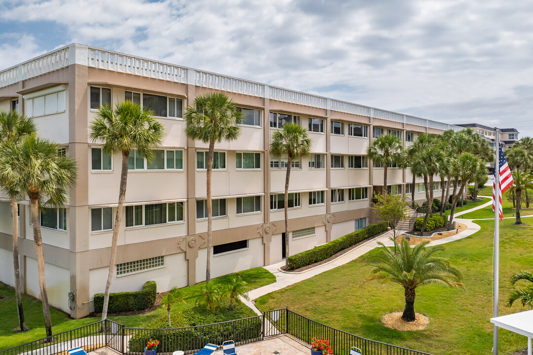 Harbour Club in Belleair Bluffs, FL - Building Photo