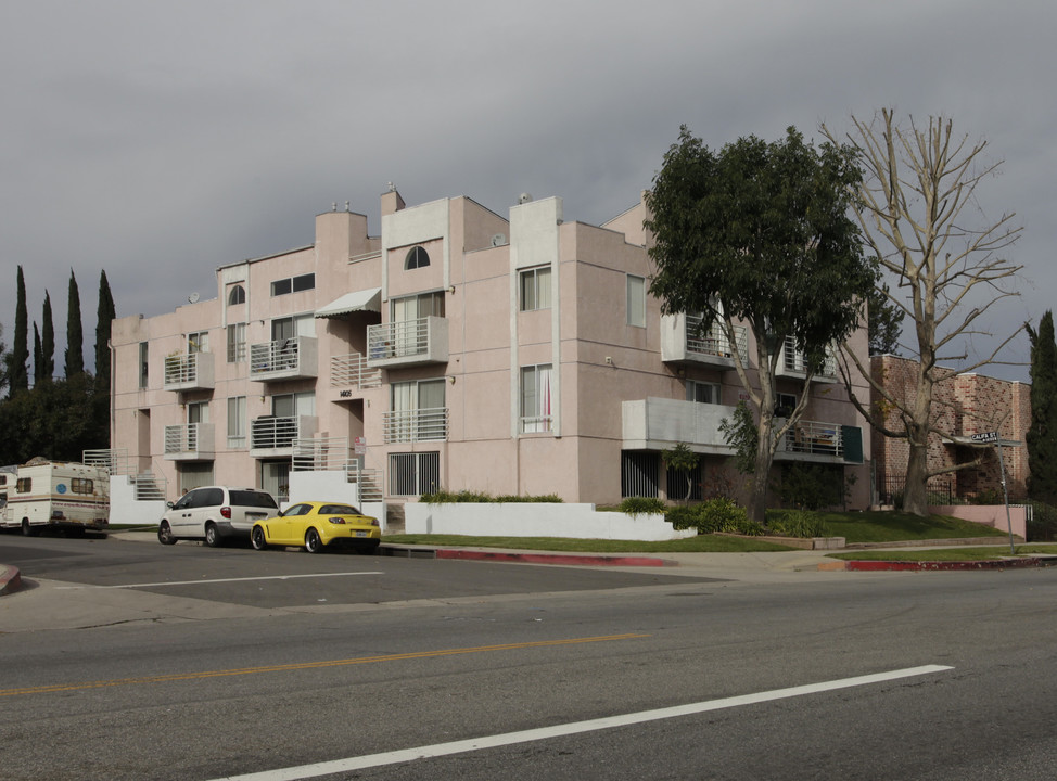 Royal Oaks Apartments in Van Nuys, CA - Building Photo