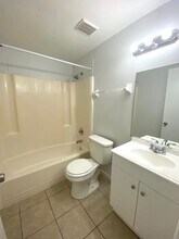 217 57th Ave E in Bradenton, FL - Foto de edificio - Building Photo