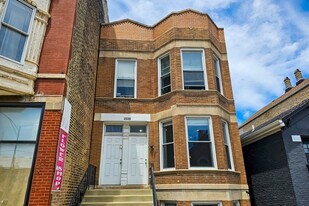 2228 W Cermak Rd in Chicago, IL - Building Photo