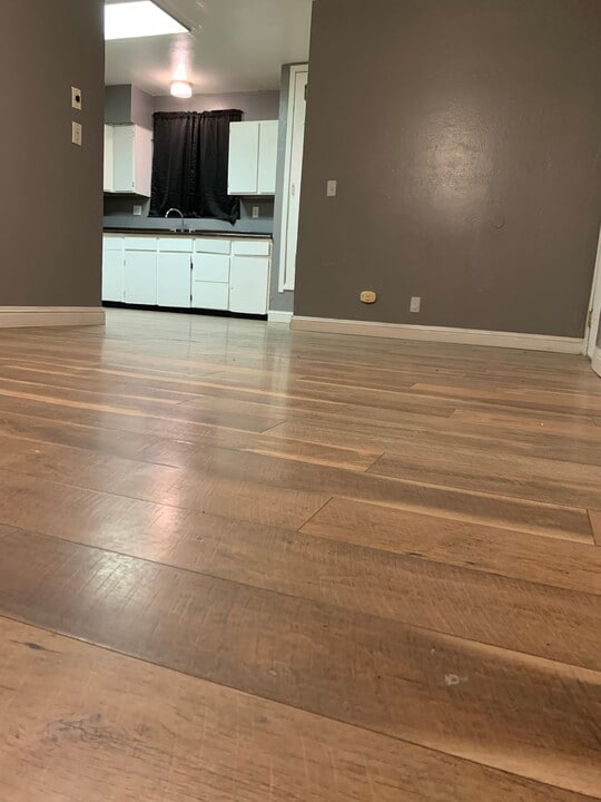 1255 Sierra St in Kingsburg, CA - Foto de edificio