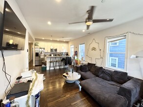 9 Oswald St, Unit 2 in Boston, MA - Foto de edificio - Building Photo