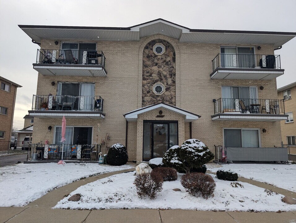 7840 Normandy Ave in Burbank, IL - Building Photo