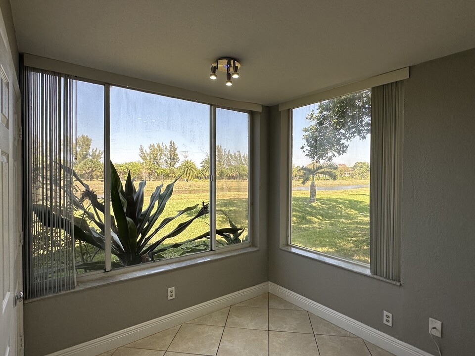 2881 N Oakland Forest Dr in Oakland Park, FL - Foto de edificio