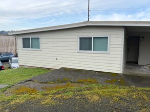 63757 Harriet Rd, Unit B in Coos Bay, OR - Building Photo - Building Photo