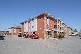 94 Highfield Park Dr in Dartmouth, NS - Building Photo - Building Photo