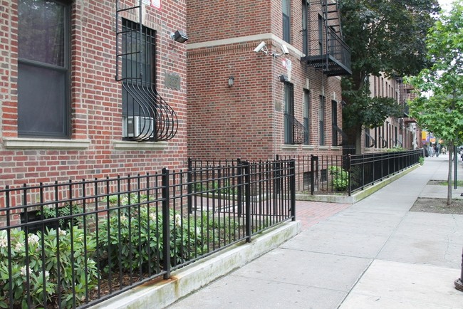 320 Sterling Street in Brooklyn, NY - Building Photo - Building Photo