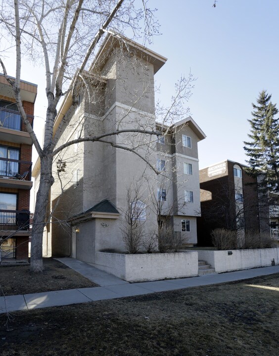 1833 11th Ave SW in Calgary, AB - Building Photo