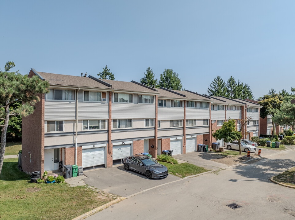 3477 Glen Erin Dr in Mississauga, ON - Building Photo