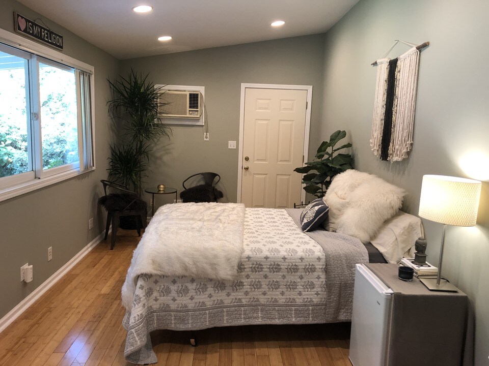 22612 Califa St in Los Angeles, CA - Building Photo
