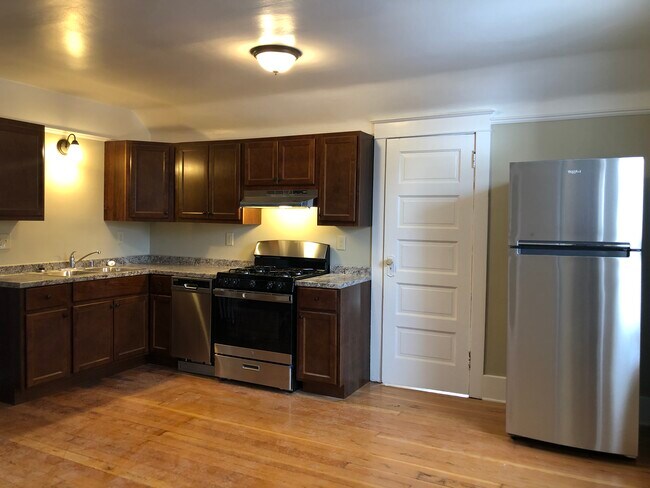 3702 E Plankinton Ave, Unit Upper