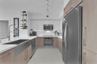325 S Biscayne Blvd, Unit 1715 in Miami, FL - Building Photo - Building Photo