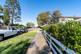 8004 Holy Cross Pl in Los Angeles, CA - Building Photo - Building Photo