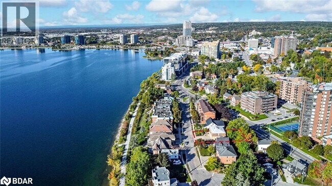 36 Kempenfelt Dr in Barrie, ON - Building Photo - Building Photo