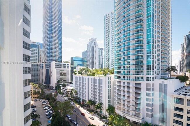 825 Brickell Bay Dr, Unit 1151 in Miami, FL - Foto de edificio - Building Photo