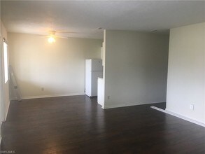 4625 Bayshore Dr-Unit -D10 in Naples, FL - Building Photo - Building Photo