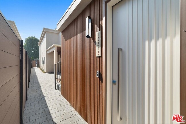 15213 Morrison St in Los Angeles, CA - Building Photo - Building Photo