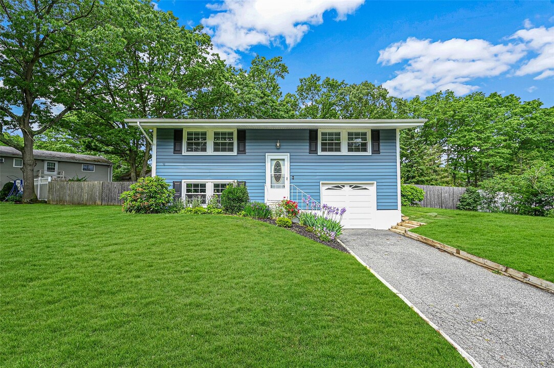 2 Campsite Ln in East Setauket, NY - Building Photo