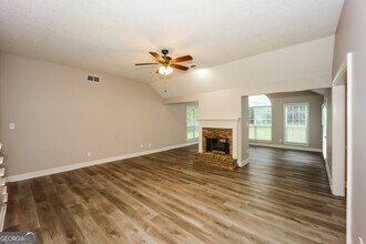 130 Woodlake Dr in Newnan, GA - Building Photo - Building Photo