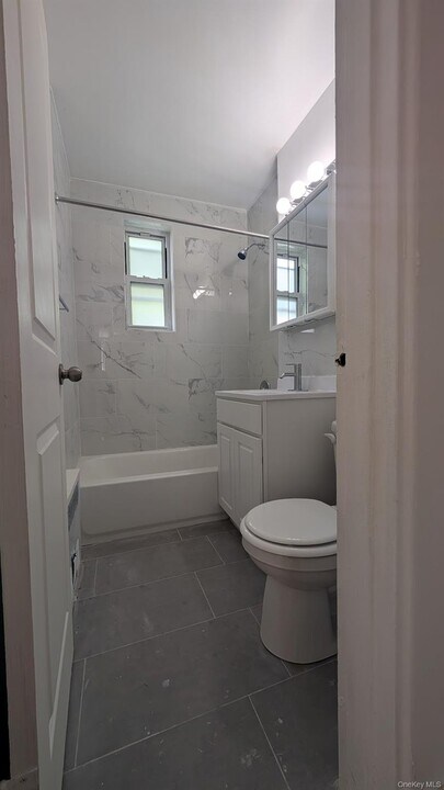 32-06-32200 200th St in Queens, NY - Building Photo