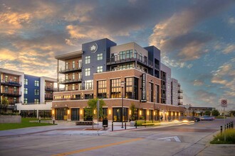 225 Sycamore in Wichita, KS - Foto de edificio - Building Photo