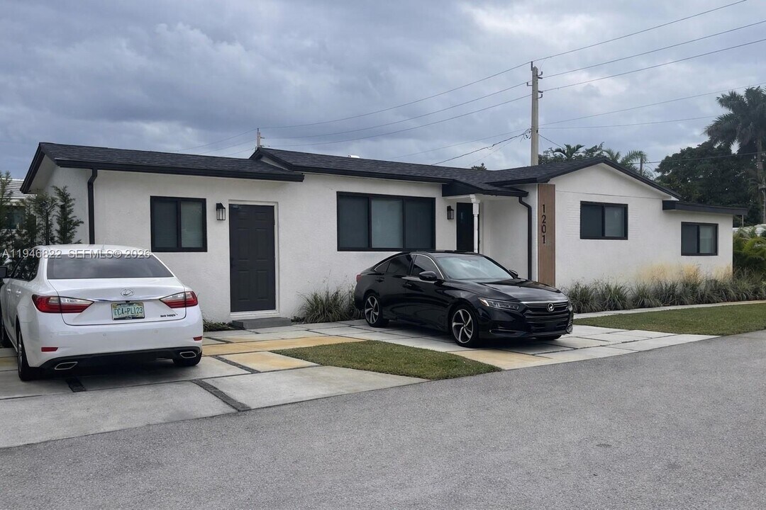 1201 N 16th Ave in Hollywood, FL - Building Photo