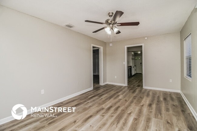 1335 E 3rd Ave in Mount Dora, FL - Foto de edificio - Building Photo