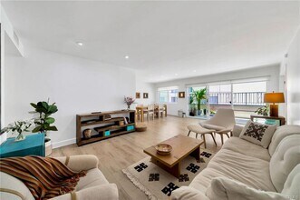 7259 Hillside Ave in Los Angeles, CA - Building Photo - Building Photo