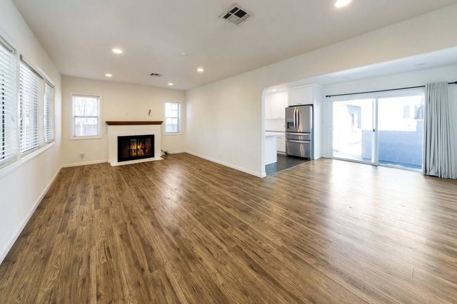 11613 Haynes St in North Hollywood, CA - Foto de edificio - Building Photo