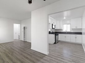 1577 Pine Ave, Unit 08 in Long Beach, CA - Building Photo