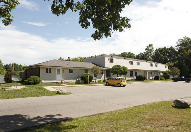 Westbrook Townhomes in Jackson, MI - Building Photo - Building Photo