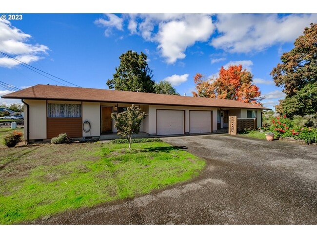 625 E Elmore St in Lebanon, OR - Building Photo - Building Photo