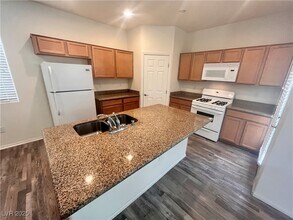 7510 Salem Cross Ct in Las Vegas, NV - Foto de edificio - Building Photo