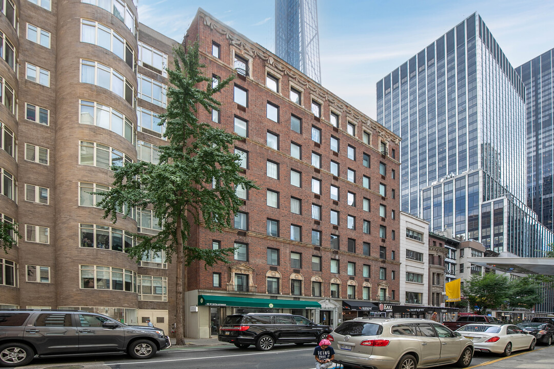 40 W 55th St in New York, NY - Building Photo