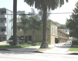 2150 N Beachwood Dr in Los Angeles, CA - Building Photo
