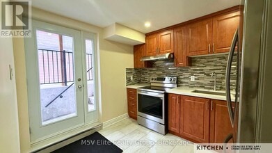 140 Queen Mary Dr in Brampton, ON - Building Photo - Building Photo