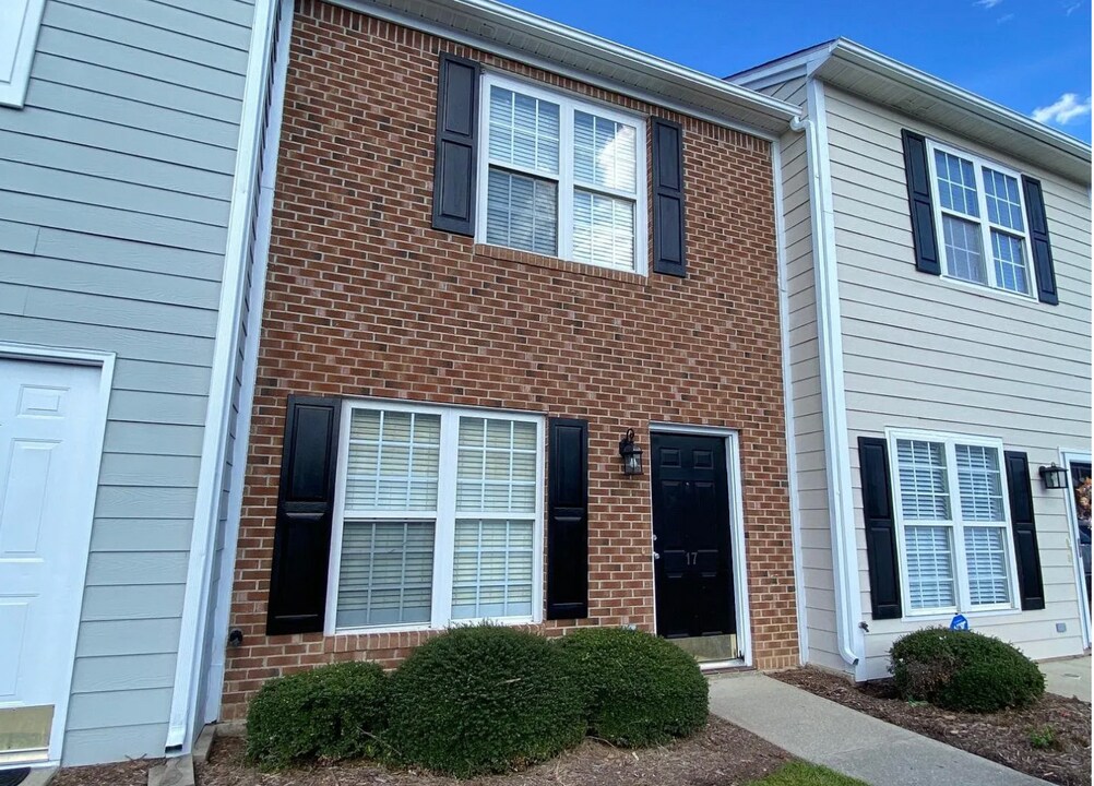 17 Cheltenham Dr in Clayton, NC - Building Photo