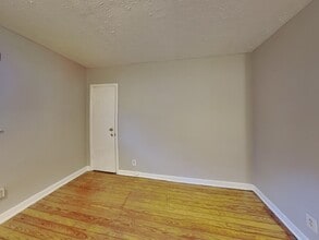 1332 Eubanks Ave in East Point, GA - Foto de edificio - Building Photo